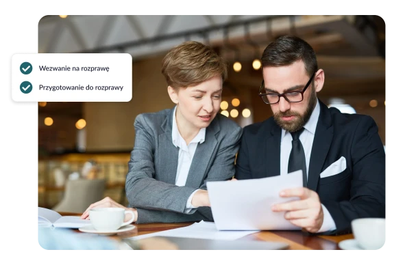 Adwokat omawiający z klientką dokumenty związane ze złożeniem pozwu w sądzie, przygotowując się do rozprawy.