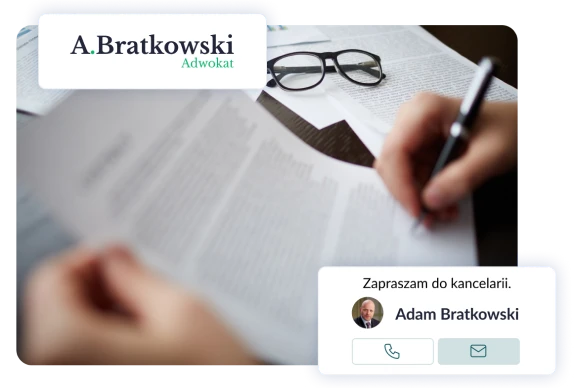 Prawnik podpisujący dokumenty dotyczące zmiany wysokości alimentów, z widocznymi aktami i okularami na biurku.