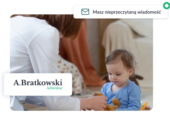 Rodzic bawiący się z małym dzieckiem w domu, nawiązanie do kwestii opieki nad dziećmi przy podziale majątku, z widocznym logo kancelarii Adama Bratkowskiego.