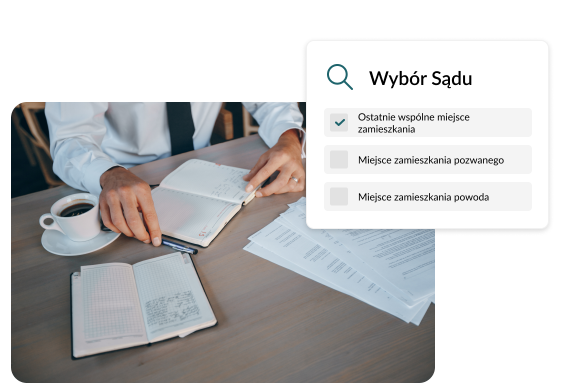 Adwokat analizujący dokumenty i notatki dotyczące wyboru sądu okręgowego w procesie rozwodowym.