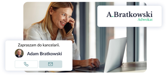 Uśmiechnięta kobieta rozmawiająca przez telefon i korzystająca z laptopa, obok widoczne logo kancelarii Adama Bratkowskiego, adwokata zapraszającego do kontaktu.